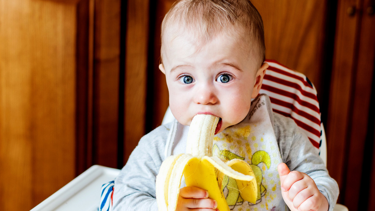 Dzieci nie powinny jeść bananów zimą? Lekarz komentuje viralowe wideo