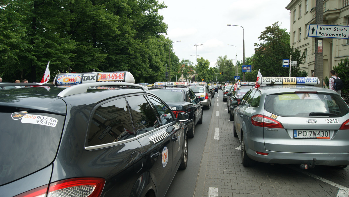 Strajk taksówkarzy. Protestujący dotarli pod budynek MPiT