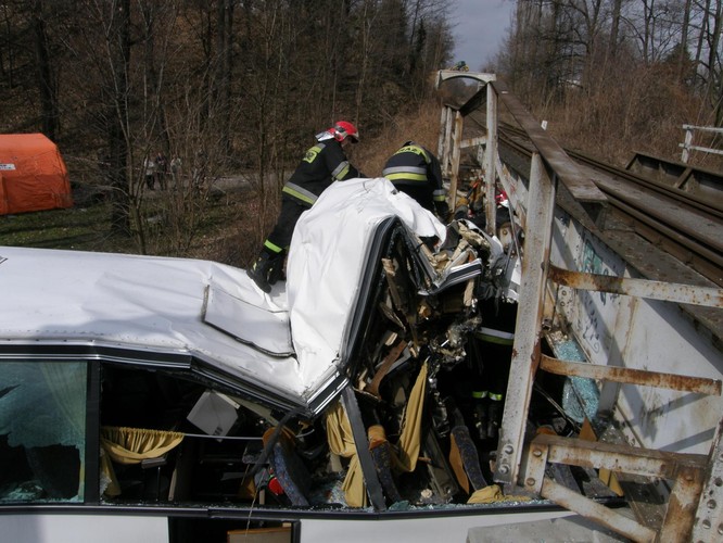 Autokar szkolny z 49 osobami uderzył w wiadukt w centrum Świdnicy