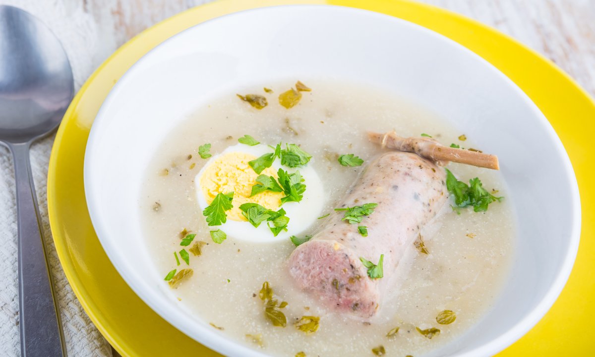 Biała kiełbasa na Wielkanoc. Czy można ją kupić wcześniej i zamrozić?