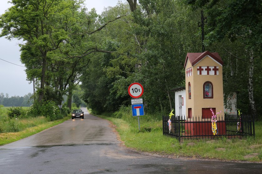 23-latek uderzył audi w kapliczkę i zginął