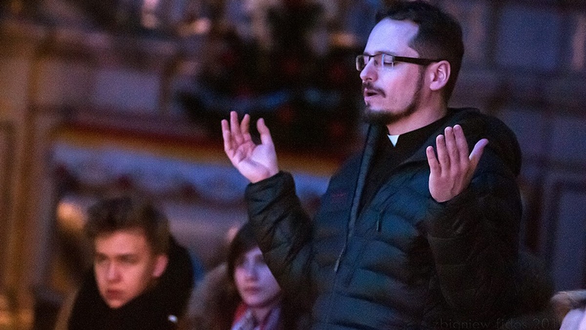 Przed punktem codziennie stoi policja, trwa śledztwo prokuratury, Państwowa Inspekcja Sanitarna regularnie zabiera próbki "towaru" ze sklepu do badań. I co? I, jak na razie, punkt jak działał, tak działa. A mieszkający w okolicy łodzianie są już tak zdesperowani, że piszą list do prezydent miasta z prośbą o pomoc. A miejscy radni otwarcie przyznają - miasto wyczerpało swoje możliwości - i apelują o pomoc do ministra sprawiedliwości.