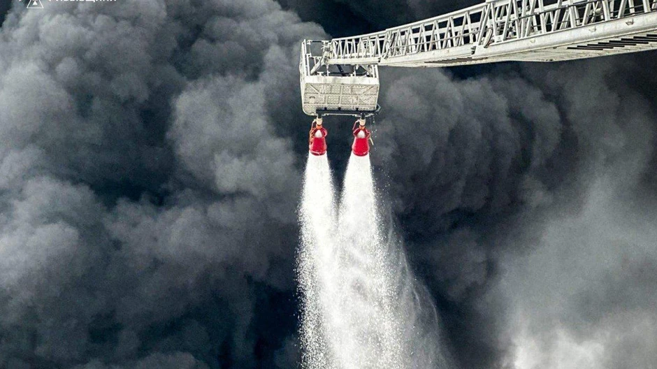 Ukrajinska služba za vanredne situacije (DSNS) objavila je fotografije dima iz naftnog čvorišta Brodi posle ruskog bombardovanja | Foto: DSNS