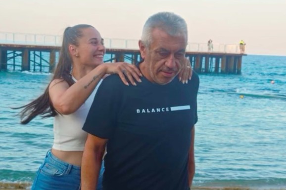 ŠABANOVA CUCA U ZAGRLJAJU STARIJEG MUŽA TURČINA Emocije pršte na plaži, on je ljubi, šetaju po pesku i grle se: Pokazala koliko je srećna i zaljubljena