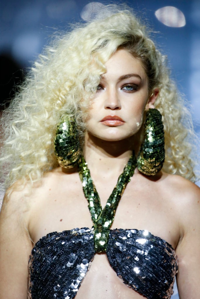 Model Gigi Hadid (27) geht an der diesjährigen NYFW mit einem Smokey-Eyes-Look in der Herbst-Trendfarbe Braun über den Laufsteg.