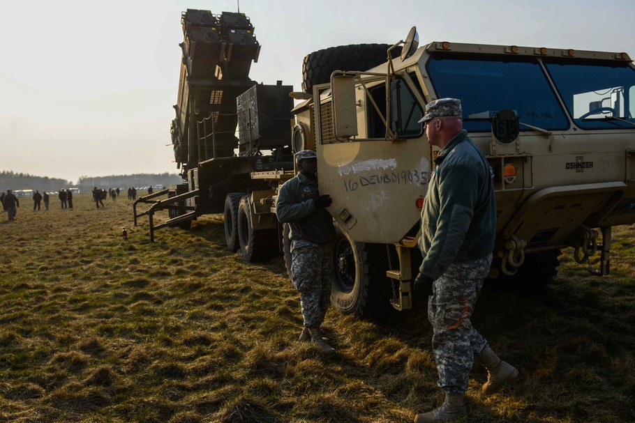 System przeciwlotniczy i przeciwrakietowy Patriot na poligonie w Sochaczewie (woj. mazowieckim). Producent Patriotów, amerykańska firma Raytheon, to drugi największy koncern zbrojeniowy na świecie. Tę broń kupuje także Polska.