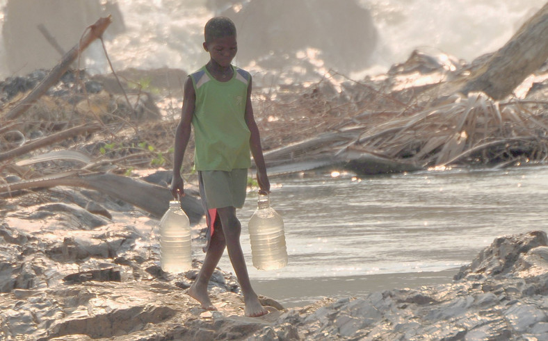 Jedno z dzieci noszących wodę, fot. JP