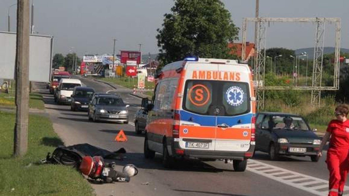 Tragedia na ulicy Łódzkiej w Kielcach, w ciągu drogi krajowej numer 74. Nastolatka jadąca skuterem wpadła pod tira, zginęła na miejscu. Do wypadku doszło około godziny 7.30 - informuje "Echo Dnia".