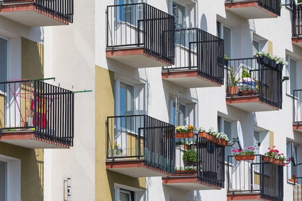 Polacy żyją w przeludnionych mieszkaniach. "Wynik trzykrotnie gorszy niż unijna średnia"