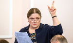 Krystyna Pawłowicz się zbroi. Po co sędzi Trybunału Konstytucyjnego taka spluwa?