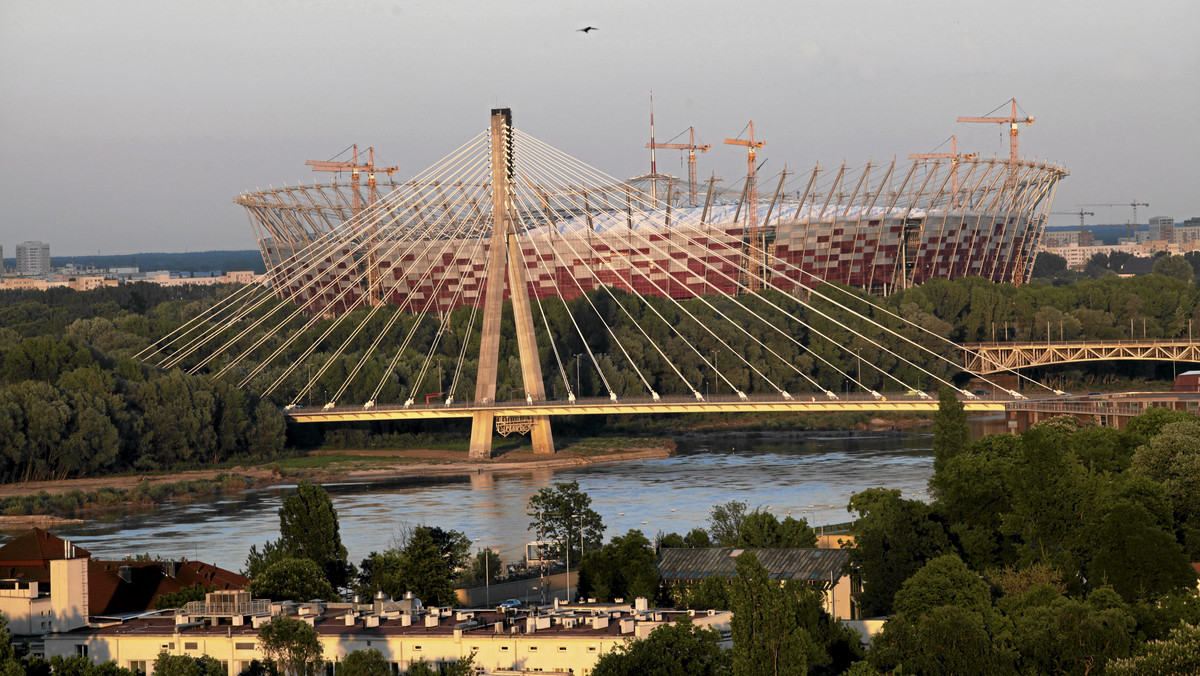 Znany polski architekt, który współprojektował m. in. stadion Wembley, Edmund Obiała wyraził swoje zdanie na temat Stadionu Narodowego budowanego w Warszawie. Obiała skrytykował walory estetyczne obiektu, ale przede wszystkim wyraził swoje najwyższe zdziwienie kosztami budowy "Narodowego". Wywiad z Edmundem Obiałą przeprowadziła PAP.