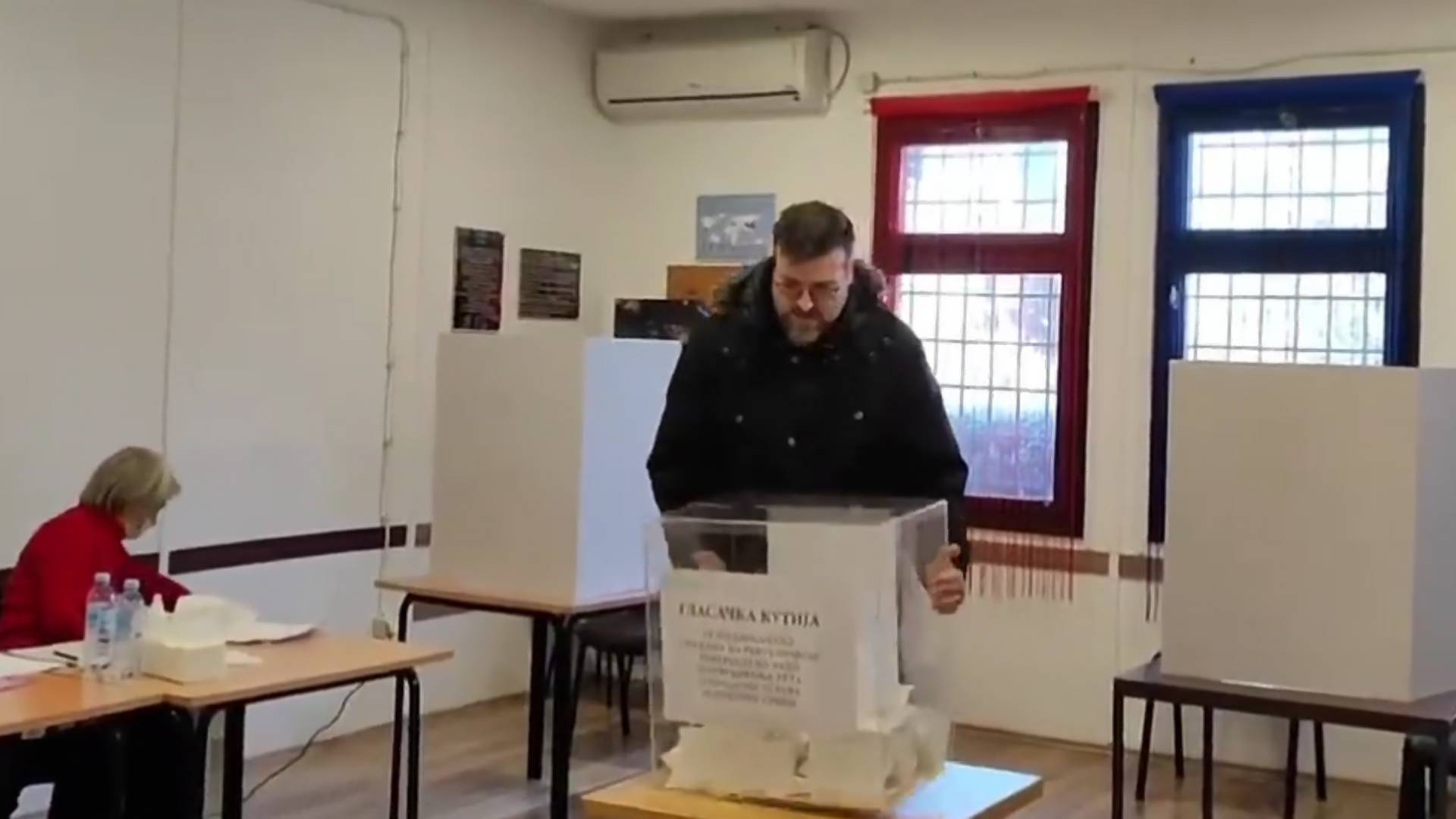 Politika u Srbiji nastavlja da bude cirkus - Srđan Nogo je slomio glasačku kutiju na svom izbornom mestu 