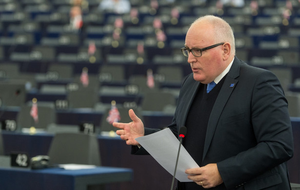 Timmermans (na zdj.) powiedział w czasie debaty przed głosowaniem, że władze w Warszawie powinny przywrócić niezawisłość i legitymację Trybunału Konstytucyjnego, dostosować prawo o sądach powszechnych do standardów UE i znieść wpływ ministra sprawiedliwości na nominacje prezesów sądów. Wskazywał, że polski rząd odmawia opublikowania orzeczeń TK, a zmiany w składzie Trybunału odbyły się wbrew procedurze. Ubolewał przy tym, że odpowiedź ze strony Polski na pisma KE nie przewidywała żadnych konkretnych działań, by rozwiązać te problemy.