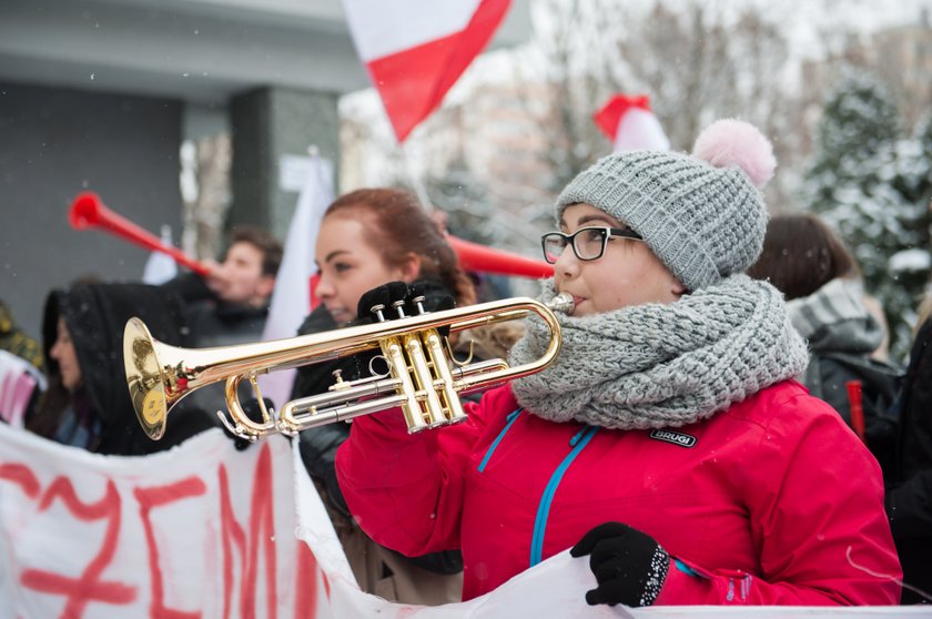 Protest w obronie szkoły