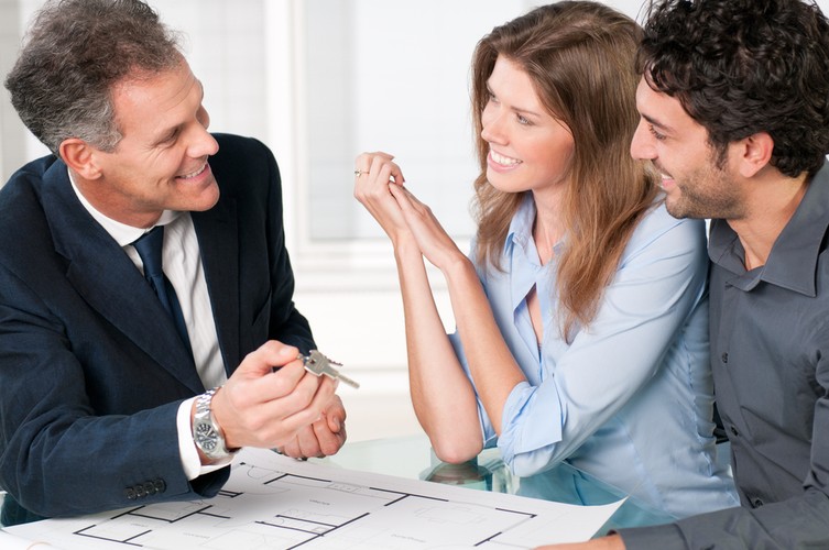 Spotkanie na zewnątrz biura