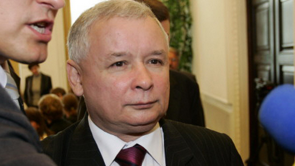 Prezes PiS Jarosław Kaczyński powiedział, że jego klub nie poprze w Sejmie uchwały ws. tragicznego wydarzenia w łódzkim biurze PiS, zaprezentowanej przez PSL, SdPl i SD, ani żadnej innej, która "nie będzie jednoznacznie mówiła o potępieniu socjotechniki nienawiści". - Będziemy mieli własny projekt uchwały (...). Nie będzie to jakieś "ple, ple", że wszyscy winni, tu winna jest jedna strona - dodał Kaczyński.