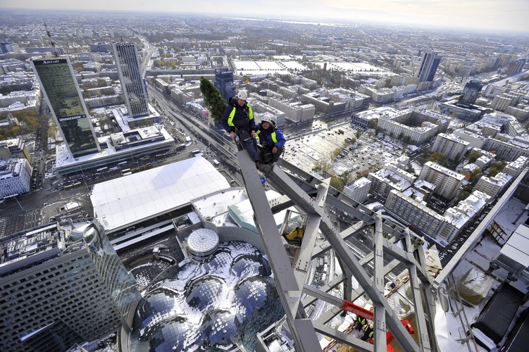 W zbudowanym w konstrukcji stalowej szczycie Złotej 44 znajdującym się w południowo-wschodnim narożniku wieży, zlokalizowane będę dwie ostatnie kondygnacje 3-poziomego penthouse’u.  Zdjęcie: Złota 44 (c) ORCO fot. Krzysztof Wierzbowski