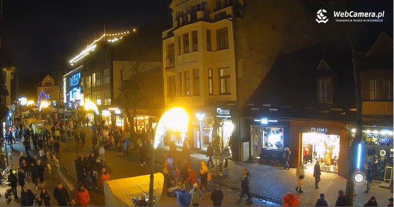 Turyści podczas świątecznego wypoczynku w Zakopanem. Widok z WebCamera.pl z 26.12.2022 r., godzina 16.39