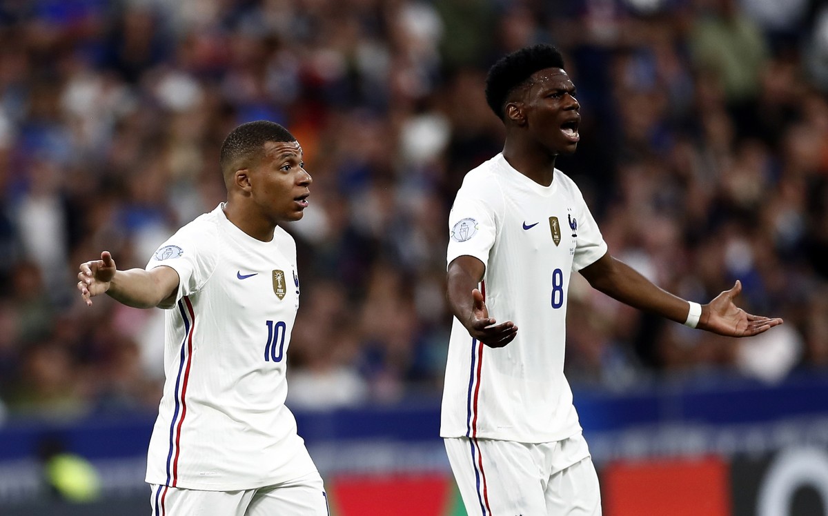 Piłkarze reprezentacji Francji Kylian Mbappe (L) i Aurelien Tchouameni (P) podczas meczu Ligi Narodów przeciwko Chorwacji