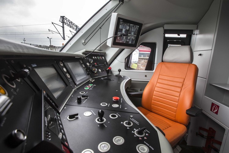 Ergonomiczna kabina maszynisty w Impulsie dla Świętokrzyskiego. Tak wygląda miejsce pracy człowieka, który jest w stanie rozpędzić się z pasażerami do 160 km/h (tylko o 40 km/h mniej niż Pendolino PKP Intercity). Uwagę zwraca monitor z dzielonym ekranem, na którym maszynista może podglądać obraz z kamer - w środku i na zewnątrz pojazdu. Obraz jest zapisywany na twardym dysku i może potem posłużyć np. funkcjonariuszom SOK i policji