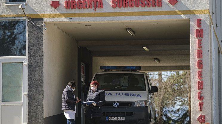 A Csíkszeredai Megyei Sürgősségi Kórház kapujában felállított elővizsgálati sátornál 2020. március 16-án / Fotó: MTI/Veres Nándor