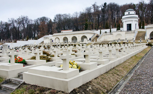 Polscy studenci zatrzymani we Lwowie. Chcieli odpalić race na Cmentarzu Orląt