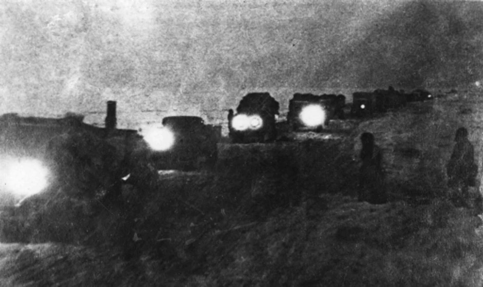 Ruski konvoj donosi zalihe preko zaleđenog jezera