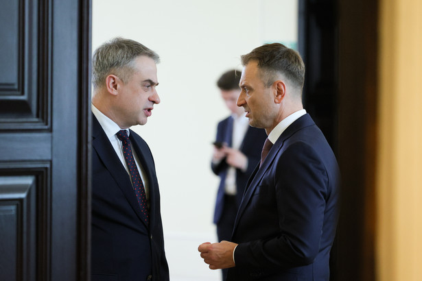 Wicepremier, minister cyfryzacji Krzysztof Gawkowski (L) i minister sportu i turystyki Sławomir Nitras (P) przed posiedzeniem rządu