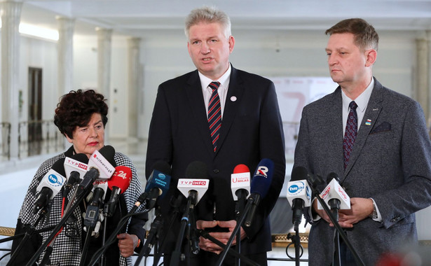 Przewodniczący Rady Naczelnej PPS, senator Wojciech Konieczny (C) oraz posłowie Joanna Senyszyn (L) i Andrzej Rozenek (P)