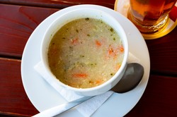 Nylonówka, czyli smakowita zupa z PRL. Warto sobie o niej przypomnieć latem