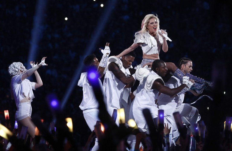 Lady Gaga podczas występu na Superbowl