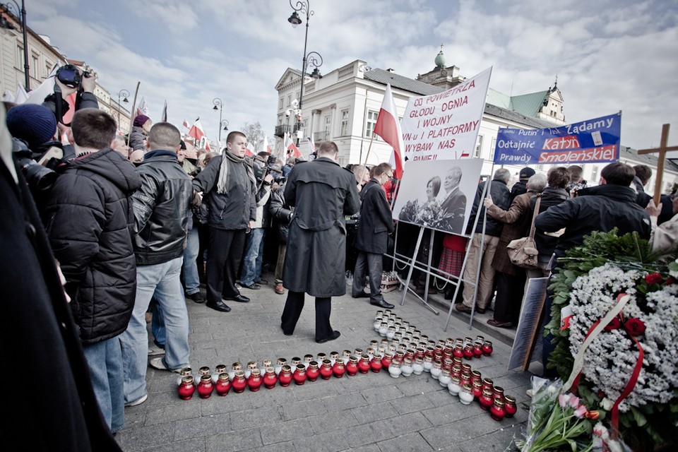 Zwolennicy PiS przed pałacem, fot. Maciej Stankiewicz