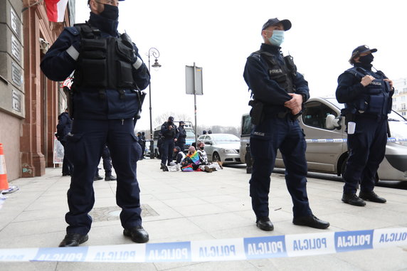 Protesty w kilku miejscach w Warszawie. Aktywiści przykuli się do ogrodzeń, rozwiesili wielki baner