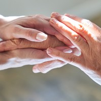 Nem bírjuk már végstádiumú rákos apósom otthoni ápolását. Mit tehetünk? Az orvos válaszol