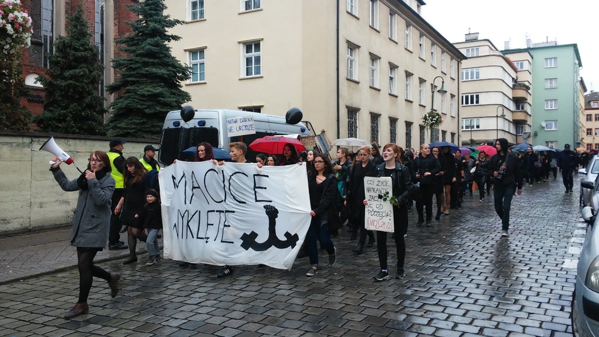 W całej Polsce wciąż rozbrzmiewają echa "czarnego protestu". W Opolu kontrowersje wzbudził jeden z banerów, jaki pojawił się na czele marszu idącego ulicami miasta. Kobiety niosły biały transparent z napisem "Macice wyklęte", a obok pojawiła się podobizna symbolu Polski Walczącej.