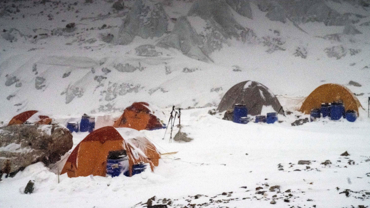 Dziś rano do bazy pod K2 powrócili uczestnicy akcji ratunkowej na Nanga Parbat – przekazał kierownik narodowej wyprawy na niezdobyty zimą szczyt K2 (8611 m) Krzysztof Wielicki. O świcie do obozu pierwszego wspinaczkę rozpoczęli Janusz Gołąb i Maciej Bedrejczuk.