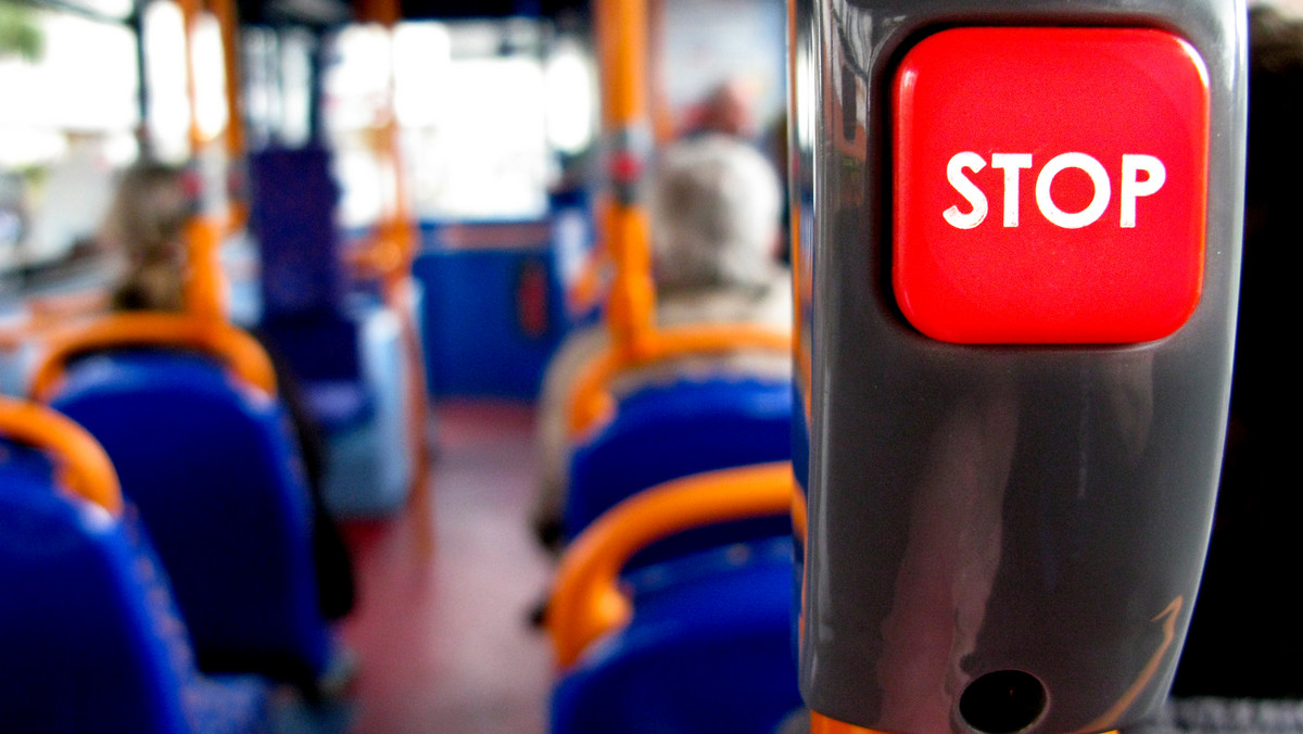 Od 1 marca samorząd Rybnika obniży ceny biletów komunikacji miejskiej, jednocześnie podwyższy opłaty za parkowanie. Miasto chce w ten sposób przekonać kierowców do korzystania z autobusów – parkowanie ma być droższe niż przejazd transportem publicznym.