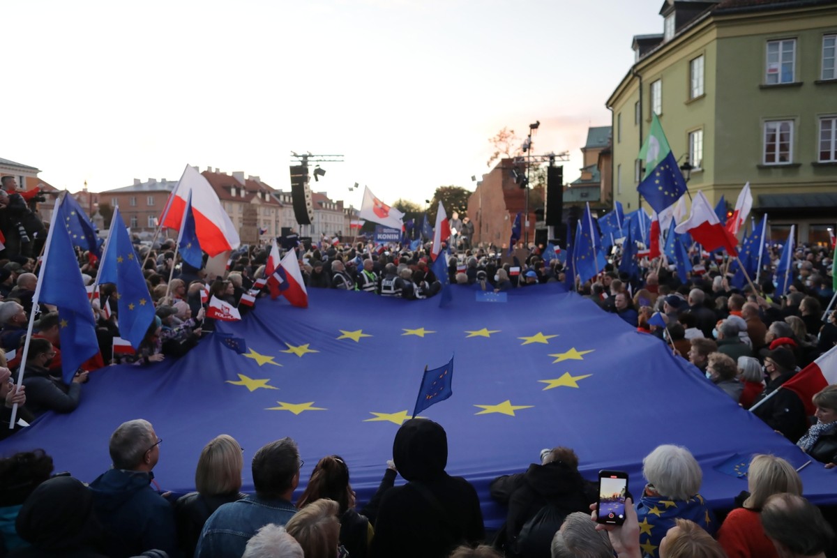 Manifestacja poparcia dla obecności Polski w Unii Europejskiej na pl. Zamkowym w Warszawie