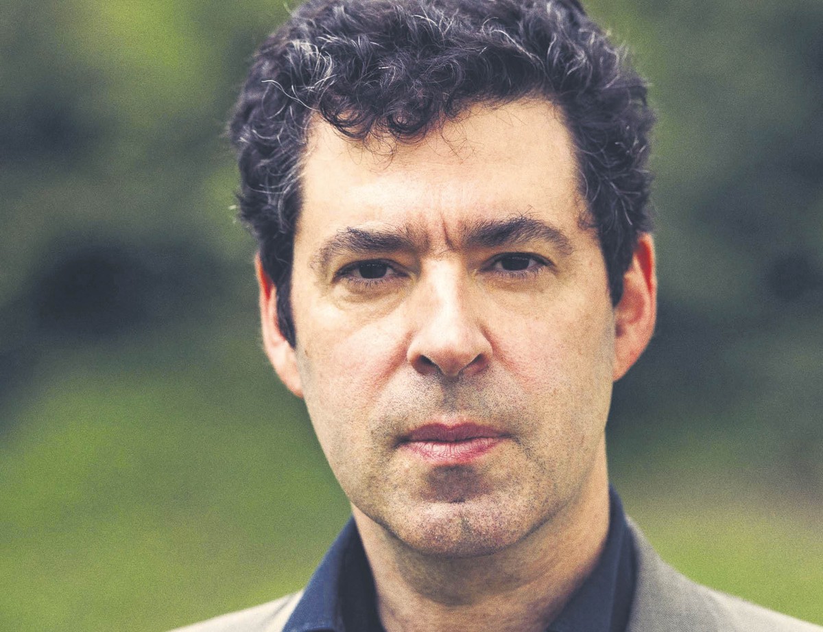 Jason Stanley profesor filozofii na Uniwersytecie Yale. Zajmuje się filozofią języka, epistemologią i filozofią polityczną