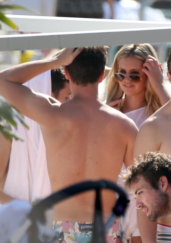 Patrick Schwarzenegger flirtuje z piękną blondynką. Szczęściarz z niego!