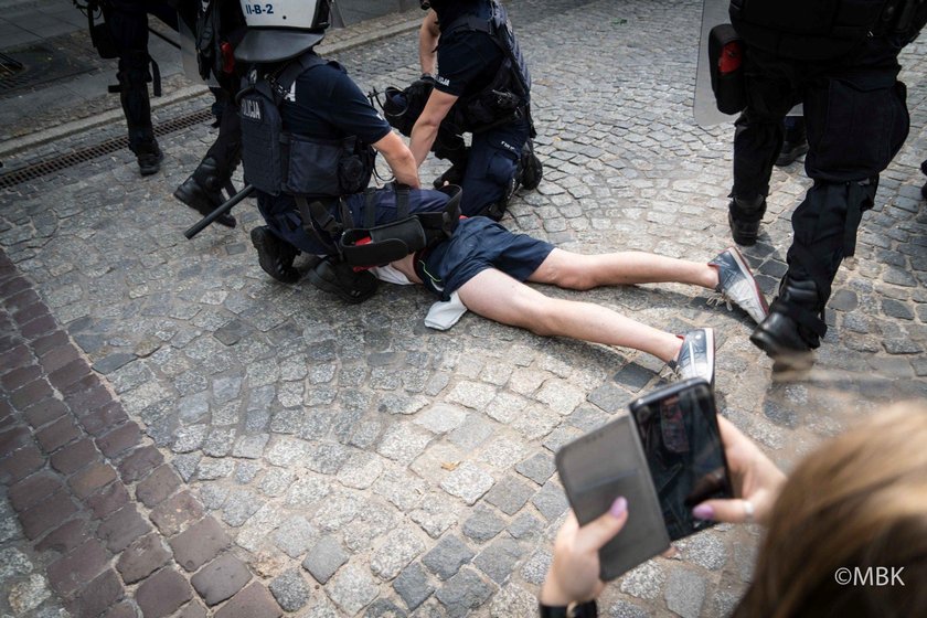 Złamał nastolatkowi obojczyk podczas marszu. Jest akt oskarżenia