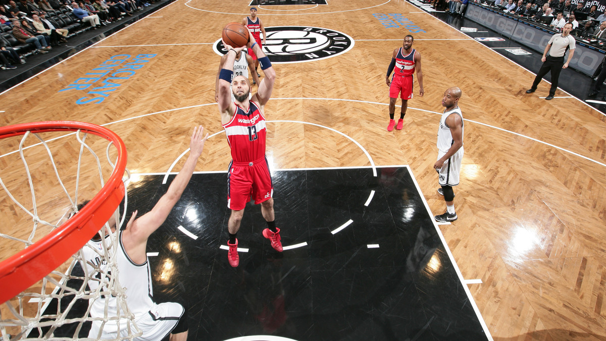 Washington Wizards wygrali z Brooklyn Nets 111:96. To czwarty triumf z rzędu, co stanowi najdłuższą zwycięską passę Czarodziejów w sezonie. Marcin Gortat spisał się znakomicie i był najlepszym strzelcem spotkania, ze zdobyczą 25 punktów.