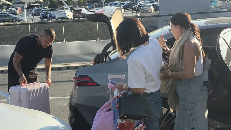Đanijeva Slađa sa ćerkom na aerodromu