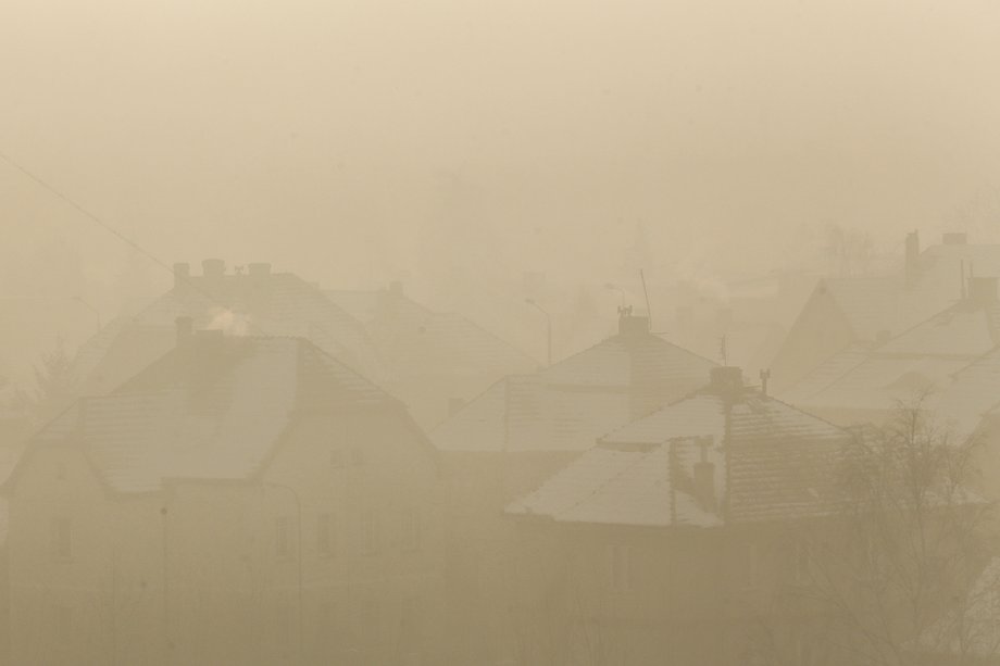 Na zdjęciu: smog w Rybniku 9 stycznia 2017 r. Tamtego dnia normy zanieczyszczenia powietrza zostały przekroczone o ponad 3126 proc. Rybnik jest jednym z miast, które najboleśniej zmagają się z problemem smogu. Jeden z jego mieszkańców pozwał państwo polskie w związku ze smogiem. 