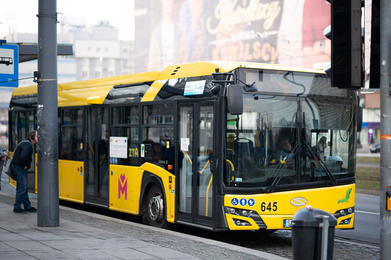 Zakaz wyprzedzania autobusu z włączonymi światłami awaryjnymi