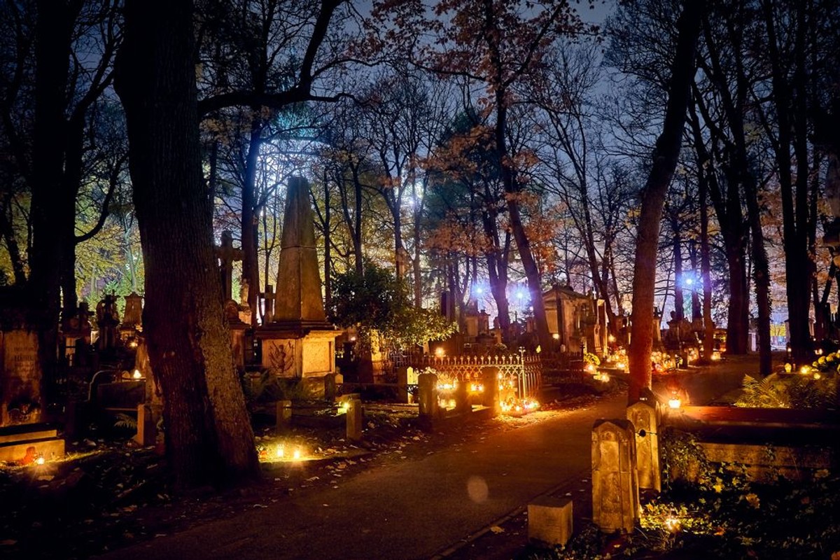 Chodziło o przedsiębiorcę, który zajmował się m.in. wykonywaniem nagrobków i pomników cmentarnych. Doliczał 23 proc. VAT, traktując usługę jako wykonywanie budowli wraz z montażem na cmentarzu