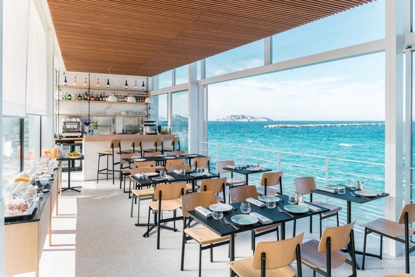 De toutes parts, les grandes baies vitrées donnent sur la mer, avec à la clé un agréable sentiment d’apaisement. 