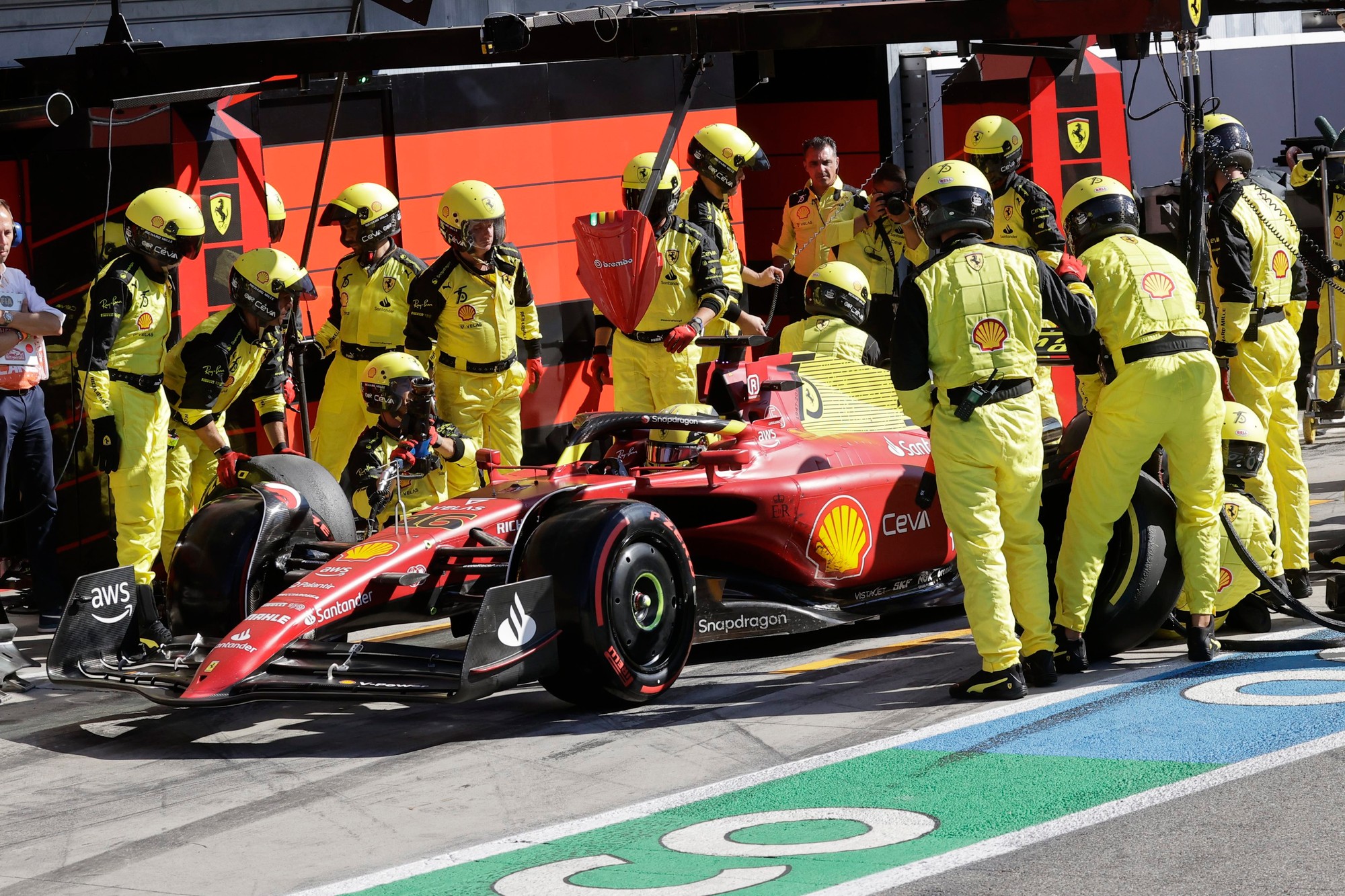 Charles Leclerc a tím Ferrari.