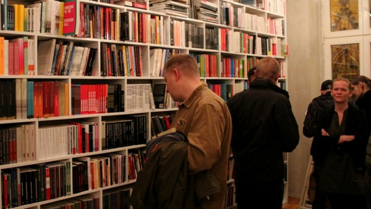 MM Poznań: Poznańscy anarchiści otworzyli księgarnię w kupionym przez siebie lokalu przy ul. Fredry. Mają tu też przeprowadzać dyskusje i spotkania.