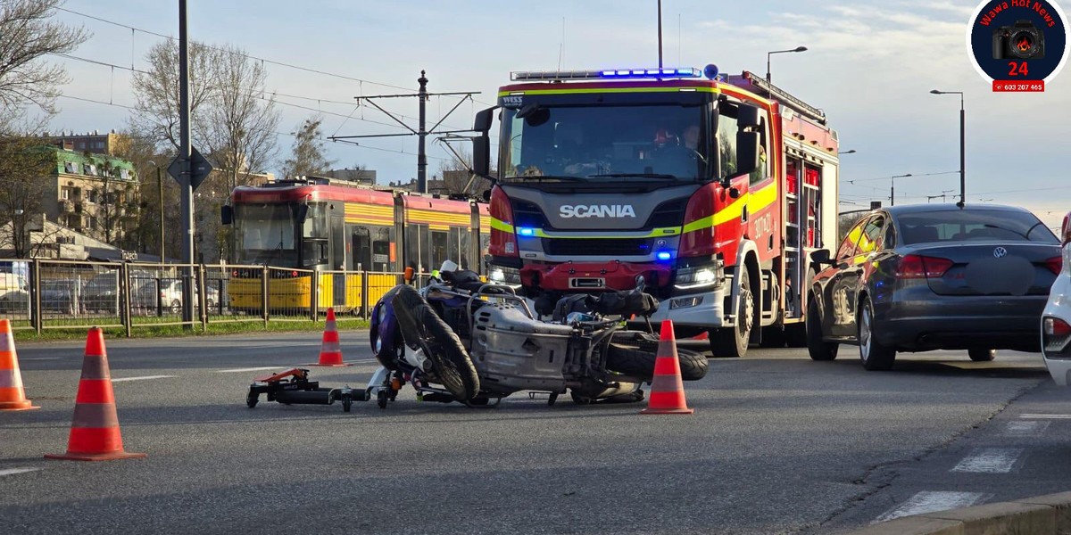 Wypadek na Bemowie spowodował spore utrudnienia na drodze. 